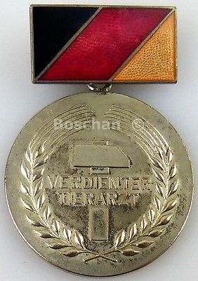 DDR-Verdienter-Tierarzt-mit-Etui-3-Variante-verliehen-von-1962-bis-1975-AH64c.jpg