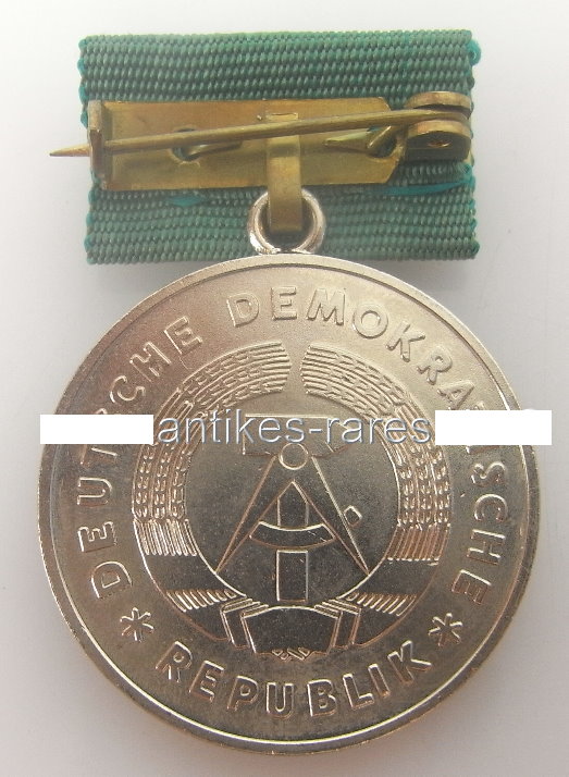 Medaille-Verdienter-Tierarzt-der-DDR-silberfarben-SELTEN (1).jpg