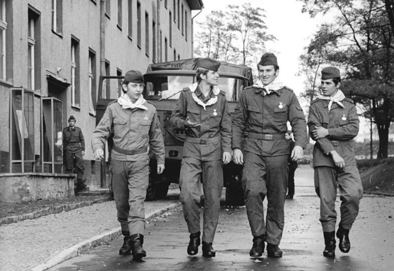 Bundesarchiv_Bild_183-W1029-0030,_Verabschiedung_von_NVA-Soldaten.jpg