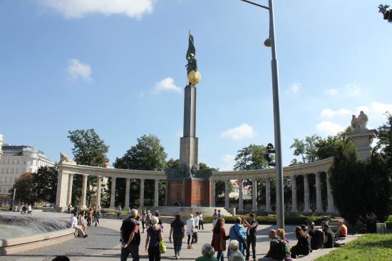 schwarzenbergplatz.jpg