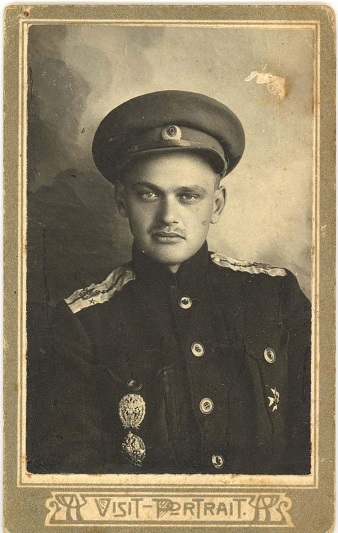 důstojník s odznakem.jpg