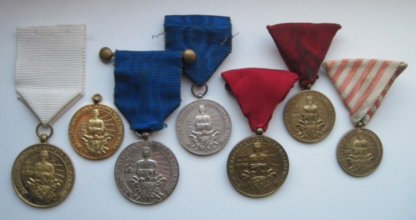 služobné medaile.jpg