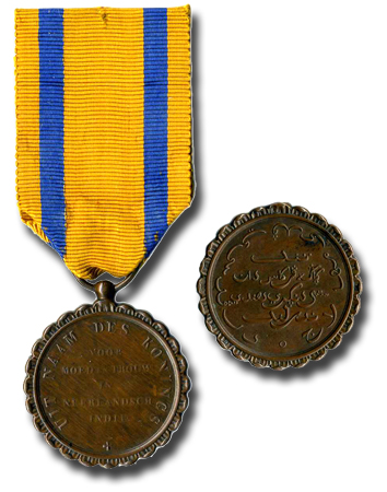 1839 Medaille voor moed en trouw brons maleis.jpg