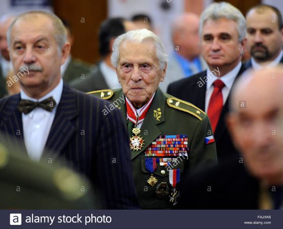 prag-tschechische-republik-2-november-2012-datei-foto-tschechoslowakischen-krieg-veteran-alexander-beer-ein-kampfer-von-der-ostfront-starb-im-alter-von-98-heute-am-31-dezember-2015-auf-dem-foto-ist-brigadegenera.jpg