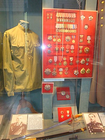 350px-Гимнастёрка_и_награды_маршала_Малиновского.jpg