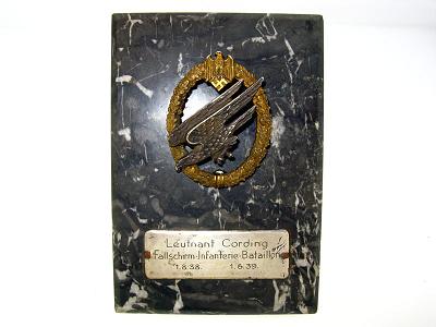 památka para-armádní odznak.JPG