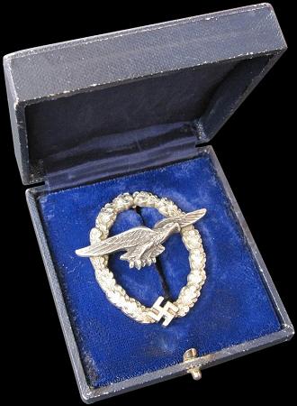 kluzík, odznak v etuji.JPG