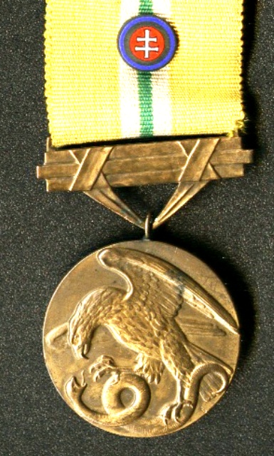 Med. Za hrdinstvo III. tr., Bz, malá stužka a kovová min (1).jpg