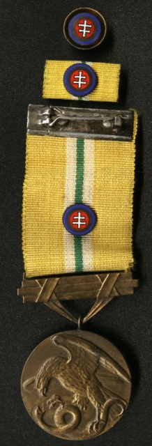 Med. Za hrdinstvo III. tr., Bz, malá stužka a kovová minat.,.jpg