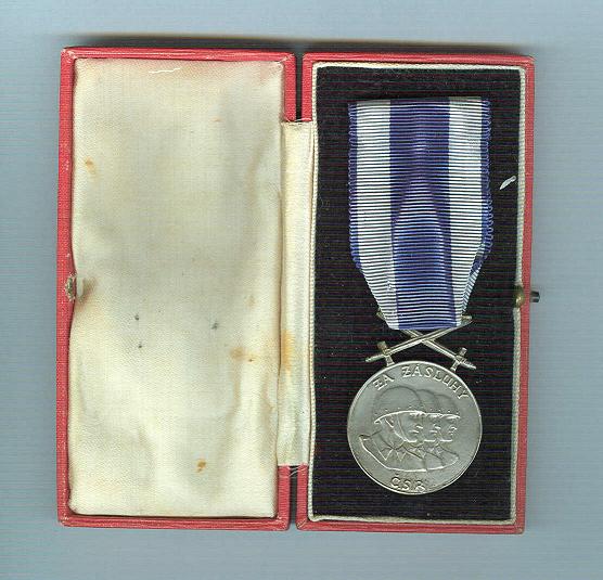 Cs. med. Za zasluhy I. st., lond. vyd. VM 13_A - var. nepopisana, Ag, pr. 31,5 mm, hr. 2,2 mm, vyska 44 mm, angl. etue, obr. 3.jpg