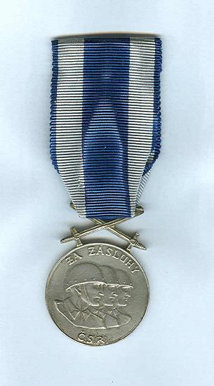 Cs. med. Za zasluhy I. st., lond. vyd. VM 13_A - var. nepopisana, Ag, pr. 31,5 mm, hr. 2,2 mm, vyska 44 mm, angl. etue, obr. 1.jpg