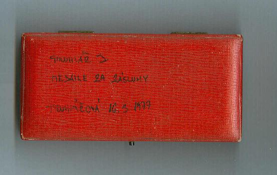 Cs. med. Za zasluhy I. st., lond. vyd. VM 13_A - var. nepopisana, Ag, pr. 31,5 mm, hr. 2,2 mm, vyska 44 mm, angl. etue, obr. 6.jpg