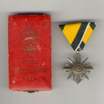 Stříbrný kříž s etuji.JPG