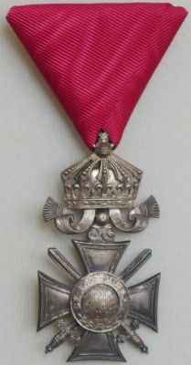 s korunou a meči..jpg