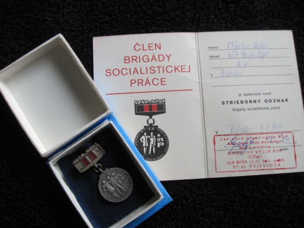 strieborný odznak.JPG