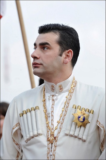 El pr+Âˇncipe David con la placa de Senador, el d+Âˇa de su boda.jpg