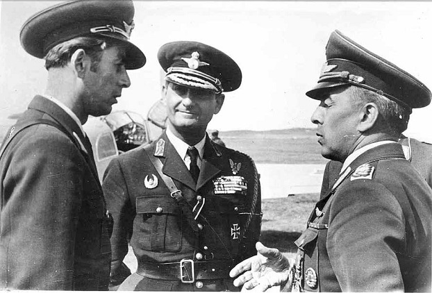 důstojník má dva odznaky.jpg