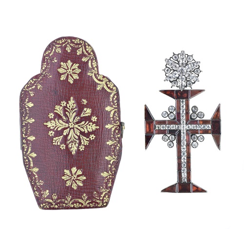 etuje, klenot s brilianty.jpg