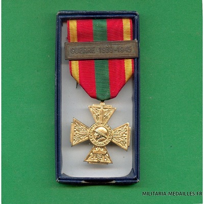 medaille-croix-du-combattant-volontaire-avec-barrette-guerre-1939-1945-en-boite.jpg