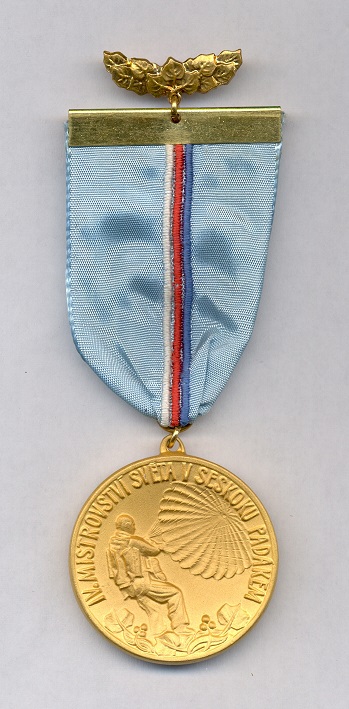 Pam. med. IV. MS v zoskoku padákom Bratislava 1958, etue, obr. 1.jpg