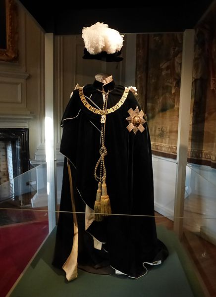 Knight_of_the_Thistle_robe,_Holyrood_Palace.JPG