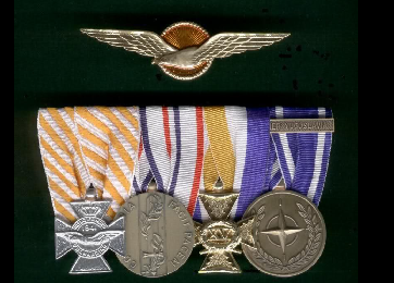 moderní spona, kříž udělen v Jugoslávii.png